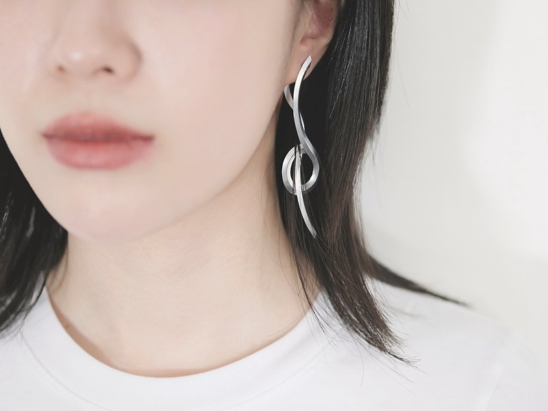 드롭 이어링을 한 모습